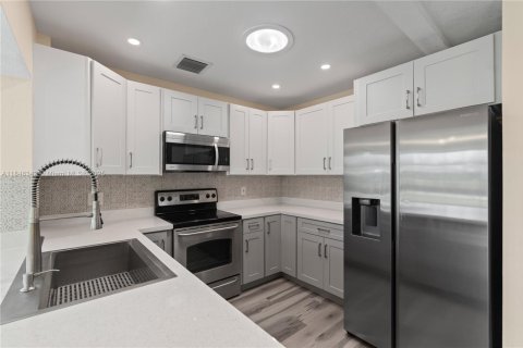 House in Dania Beach, Florida 3 bedrooms, 194.54 sq.m. № 1852149 - photo 8