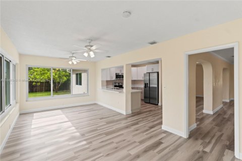 House in Dania Beach, Florida 3 bedrooms, 194.54 sq.m. № 1852149 - photo 17