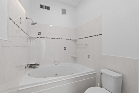 House in Dania Beach, Florida 3 bedrooms, 194.54 sq.m. № 1852149 - photo 30