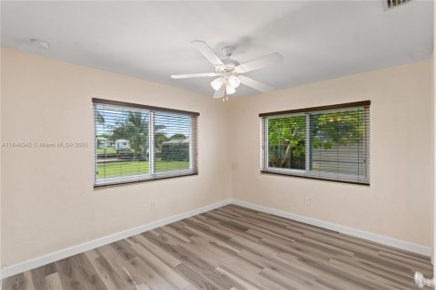 House in Dania Beach, Florida 3 bedrooms, 194.54 sq.m. № 1852149 - photo 21