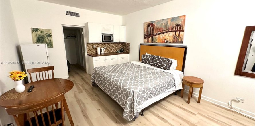 Кондоминиум с 1 спальней в Халландейл-Бич, Флорида № 2005951