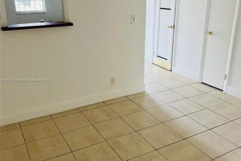 Снять в аренду кондоминиум в Халландейл-Бич, Флорида 1 спальня, 58.06м2, № 1959432 - фото 3