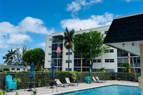 Снять в аренду кондоминиум в Халландейл-Бич, Флорида 1 спальня, 58.06м2, № 1959432 - фото 1