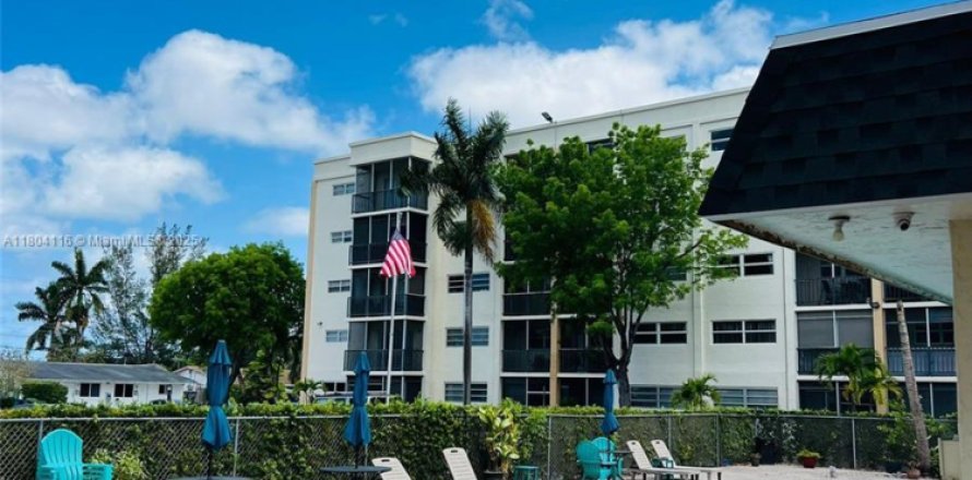 Кондоминиум с 1 спальней в Халландейл-Бич, Флорида № 1959432