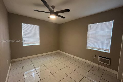 Villa ou maison à vendre à Miami, Floride: 4 chambres, 158.68 m2 № 2054895 - photo 13