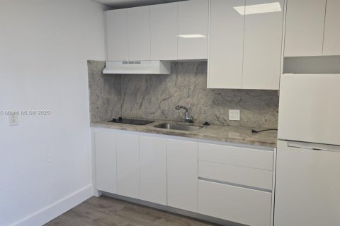 Снять в аренду квартиру в Холливуд, Флорида 814.66м2, № 1954785 - фото 1