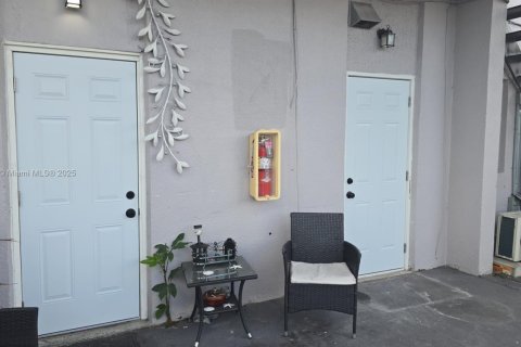 Снять в аренду квартиру в Холливуд, Флорида 814.66м2, № 1954785 - фото 2