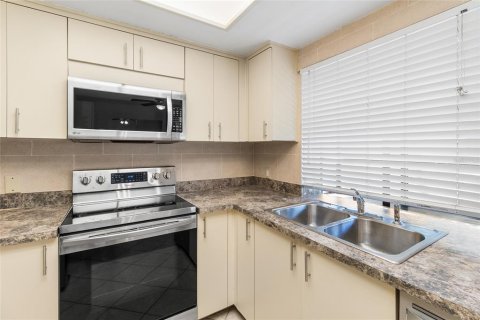 Condo in Palm Harbor, Florida, 3 bedrooms № 2201274 - photo 13