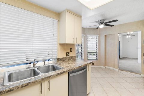 Condo in Palm Harbor, Florida, 3 bedrooms № 2201274 - photo 12