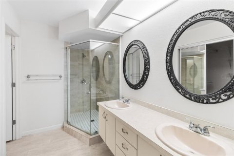 Condo in Palm Harbor, Florida, 3 bedrooms № 2201274 - photo 22