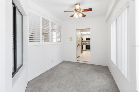 Condo in Palm Harbor, Florida, 3 bedrooms № 2201274 - photo 18
