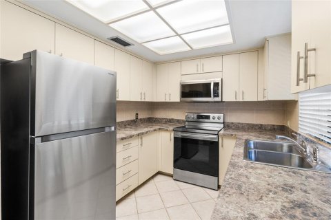 Condo in Palm Harbor, Florida, 3 bedrooms № 2201274 - photo 15