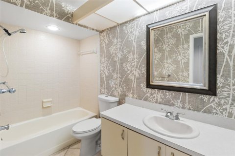 Condo in Palm Harbor, Florida, 3 bedrooms № 2201274 - photo 29