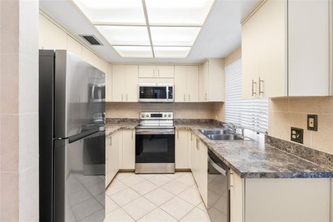 Condo in Palm Harbor, Florida, 3 bedrooms № 2201274 - photo 14