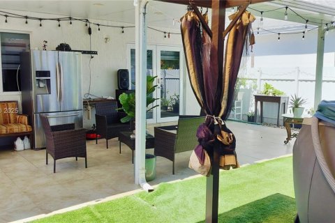 House in Miami, Florida 3 bedrooms, 119.84 sq.m. № 1759078 - photo 13