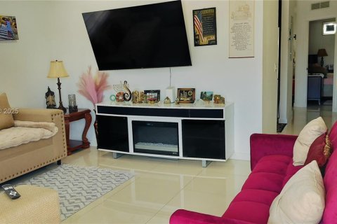 House in Miami, Florida 3 bedrooms, 119.84 sq.m. № 1759078 - photo 3