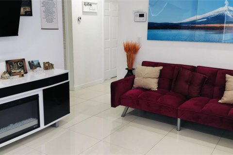 House in Miami, Florida 3 bedrooms, 119.84 sq.m. № 1759078 - photo 2