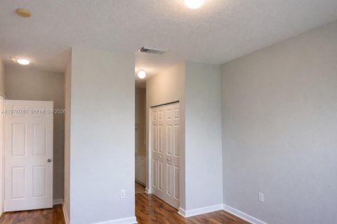 Townhouse in Miami, Florida 4 bedrooms, 157.75 sq.m. № 2044510 - photo 12