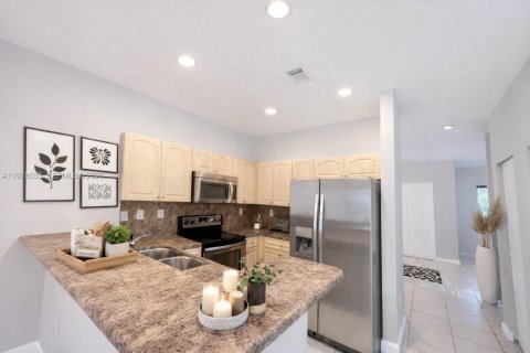 Townhouse in Miami, Florida 4 bedrooms, 157.75 sq.m. № 2044510 - photo 2