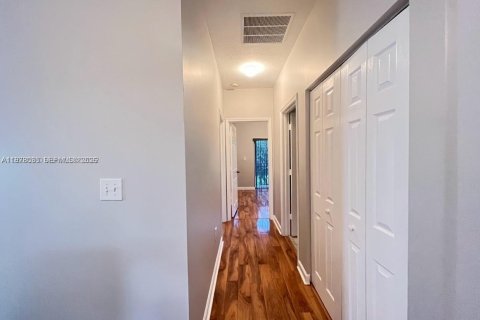 Townhouse in Miami, Florida 4 bedrooms, 157.75 sq.m. № 2044510 - photo 18