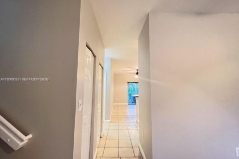 Townhouse in Miami, Florida 4 bedrooms, 157.75 sq.m. № 2044510 - photo 14