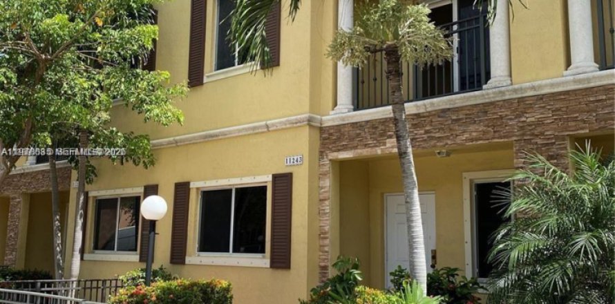 Townhouse in Miami, Florida 4 bedrooms, 157.75 sq.m. № 2044510