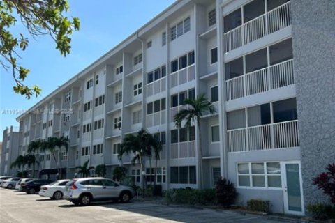 Condominio en venta en Hallandale Beach, Florida, 2 dormitorios, 99.78 m2 № 2037832 - foto 4