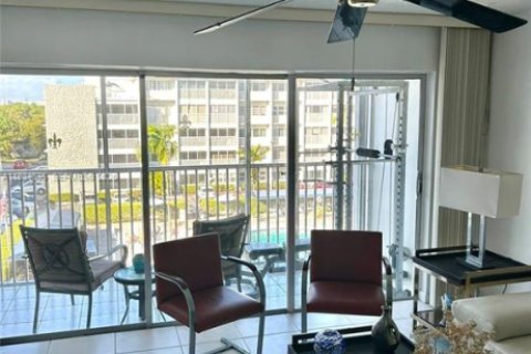 Condominio en venta en Hallandale Beach, Florida, 2 dormitorios, 99.78 m2 № 2037832 - foto 3