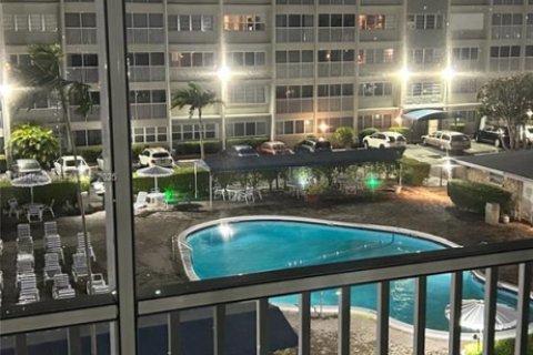 Condominio en venta en Hallandale Beach, Florida, 2 dormitorios, 99.78 m2 № 2037832 - foto 2