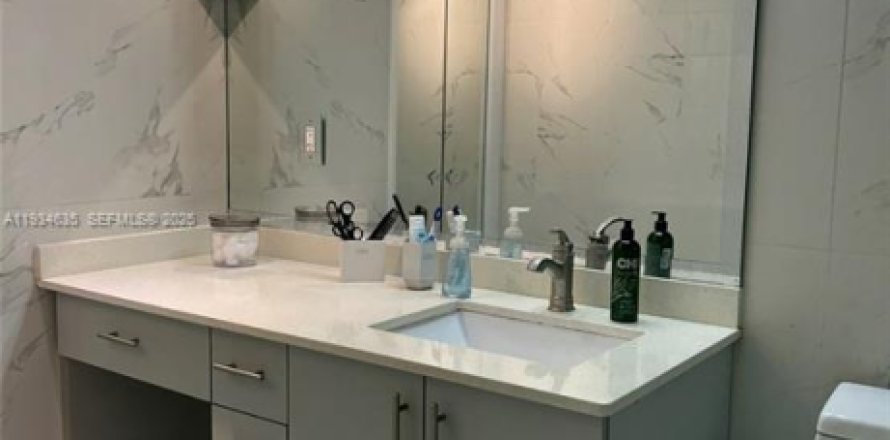 Condominio en Hallandale Beach, Florida, 2 dormitorios  № 2037832