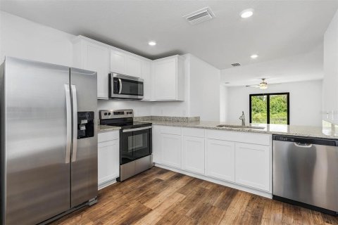 House in Port Charlotte, Florida 3 bedrooms, 117.99 sq.m. № 645946 - photo 8