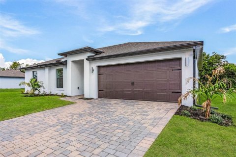 House in Port Charlotte, Florida 3 bedrooms, 117.99 sq.m. № 645946 - photo 2