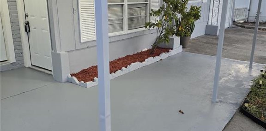 Apartment in New Port Richey, Florida 2 bedrooms, 115.94 sq.m. № 2207904
