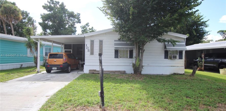 House in Okeechobee, Florida 2 bedrooms, 152.17 sq.m. № 1882183