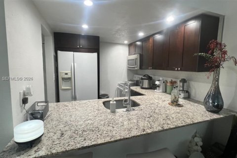 Condo in Miami, Florida, 1 bedroom № 2026093 - photo 6