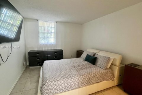 Condo in Miami, Florida, 1 bedroom № 2026093 - photo 11