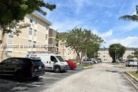 Appartement à louer à Hialeah, Floride: 2 chambres, 71.07 m2 № 1946888 - photo 1