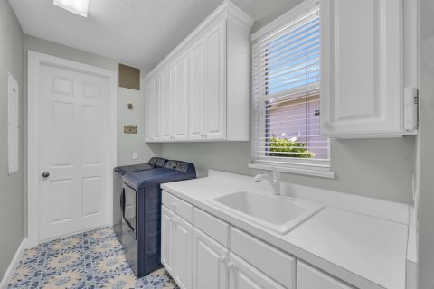House in Vero Beach, Florida 4 bedrooms, 260.41 sq.m. № 2147363 - photo 25