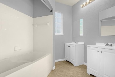 Condo in Lake Mary, Florida, 2 bedrooms № 2224888 - photo 12