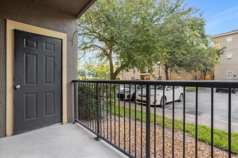 Condo in Lake Mary, Florida, 2 bedrooms № 2224888 - photo 18