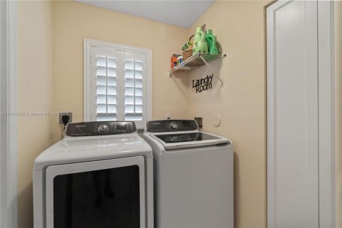 House in Pembroke Pines, Florida 3 bedrooms, 193.05 sq.m. № 1951438 - photo 23