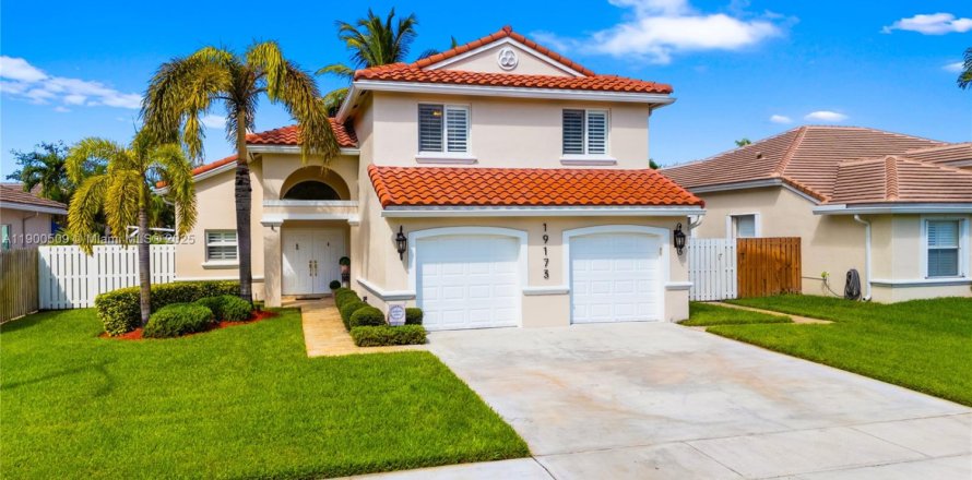 House in Pembroke Pines, Florida 3 bedrooms, 193.05 sq.m. № 1951438