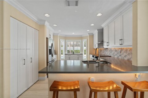 House in Pembroke Pines, Florida 3 bedrooms, 193.05 sq.m. № 1951438 - photo 18