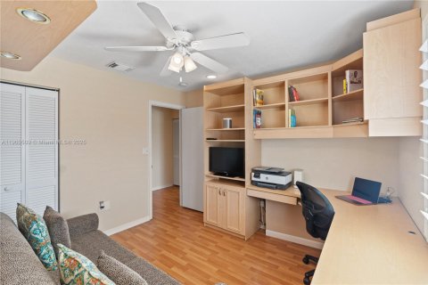 House in Pembroke Pines, Florida 3 bedrooms, 193.05 sq.m. № 1951438 - photo 14