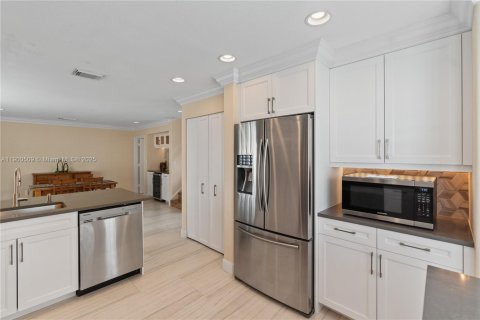 House in Pembroke Pines, Florida 3 bedrooms, 193.05 sq.m. № 1951438 - photo 19