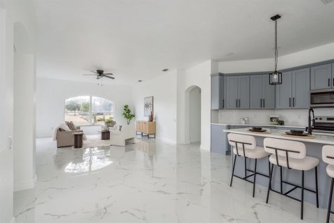 House in Wesley Chapel, Florida 4 bedrooms, 235.41 sq.m. № 2095841 - photo 9