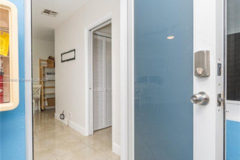 Снять в аренду виллу или дом в Холливуд, Флорида 1 спальня, 83.61м2, № 1948066 - фото 6