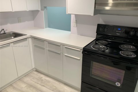 Снять в аренду кондоминиум в Майами-Гарденс, Флорида 2 спальни, 67.82м2, № 1928246 - фото 2