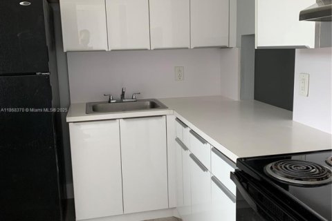 Снять в аренду кондоминиум в Майами-Гарденс, Флорида 2 спальни, 67.82м2, № 1928246 - фото 3