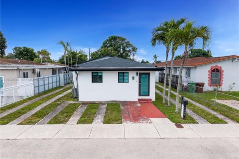 Commercial property in Hialeah, Florida 205.41 sq.m. № 2009014